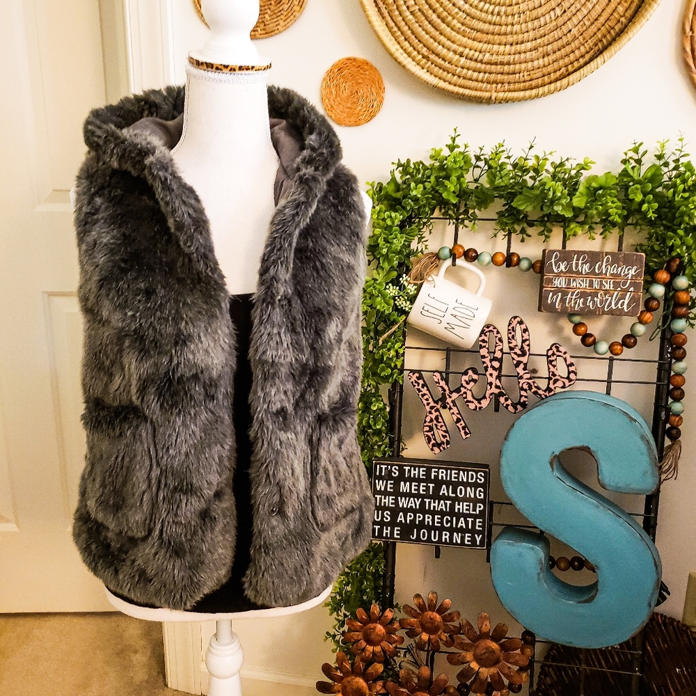 ZARA GIRLS FUR VEST SLEEVELESS OUTERWEAR 11-12 - Picture 2 of 8